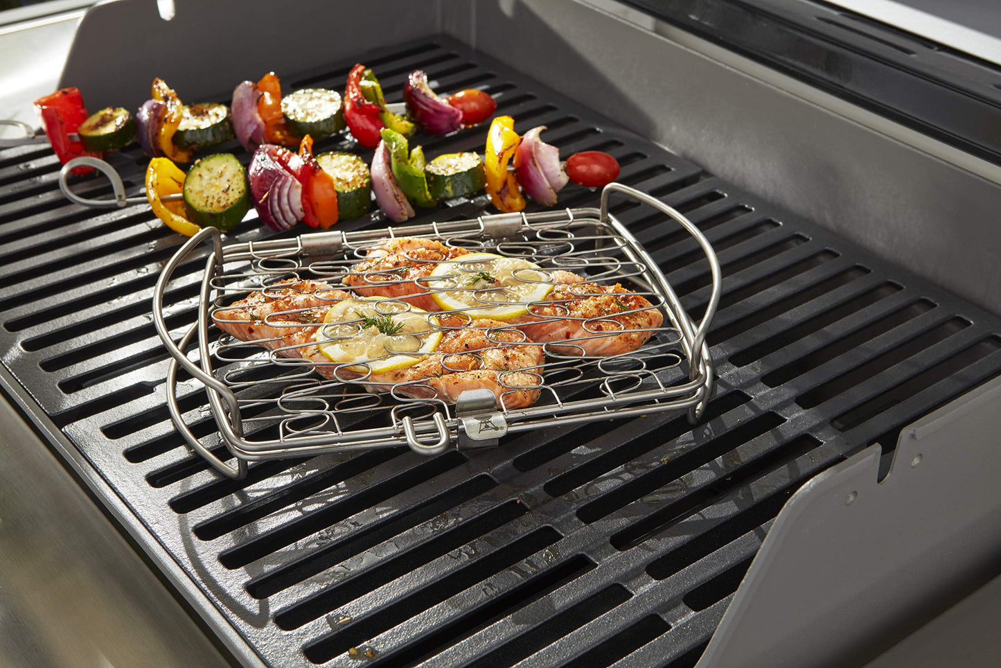 Weber Fish & Vegetable Holder/Basket - Small (28 x 20cm), Made of Stainless Steel, Ideal for BBQ/Grilling Delicate Food, Easy Turning on The Grill, Dishwasher Safe - Silver (6470)