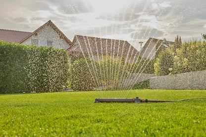 Gardena AquaZoom L rectangular sprinkler: Sprinkler for watering areas of 28–350 m², range 7–21 m, spread 4–17 m, built-in metal filter (18714-88)