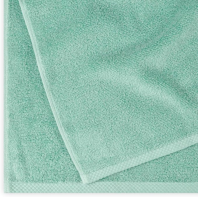 Amazon Basics 2-Pack Quick-Dry Lightweight Moisture Absorbing Bath Towel