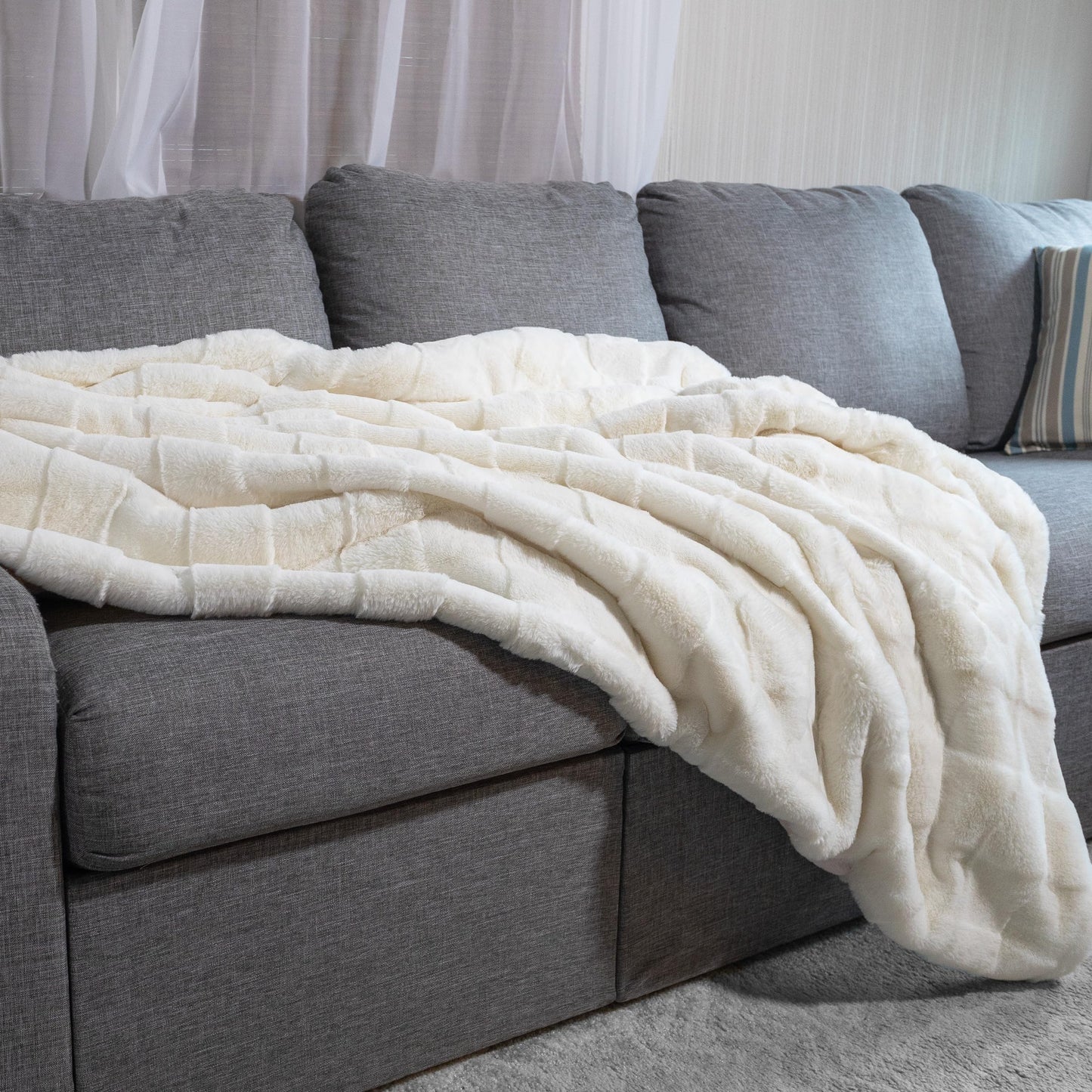 Lavish Home Faux Fur Blanket - 60x80-Inch Queen Size Throw Blanket with Plush Faux Fur Front and Mink Back - Bedding for Sofas and Beds (Cream)