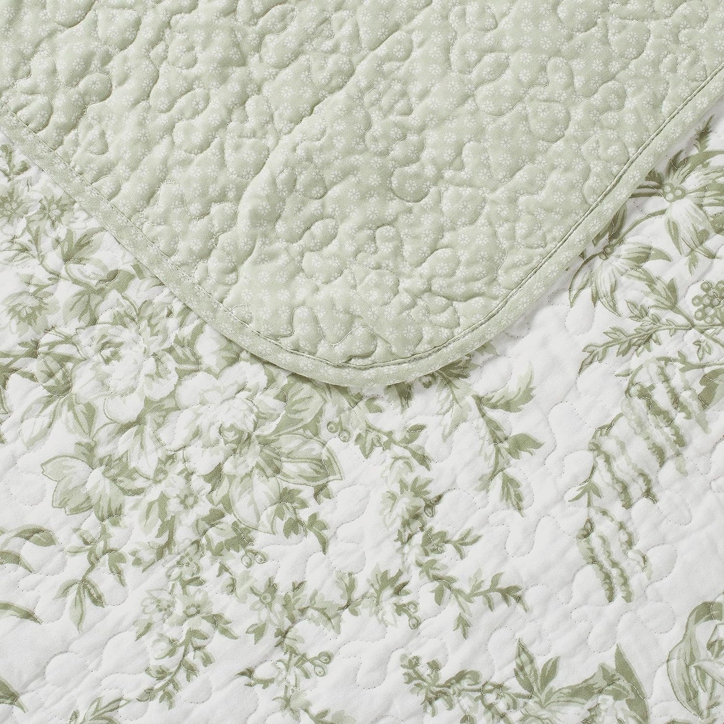 Laura Ashley – Twin Quilt Set, Soft & Lightweight Bedding with Matching Shams, Reversible Floral Room Decor, College Dorm Room Essentials (Bedford Green)