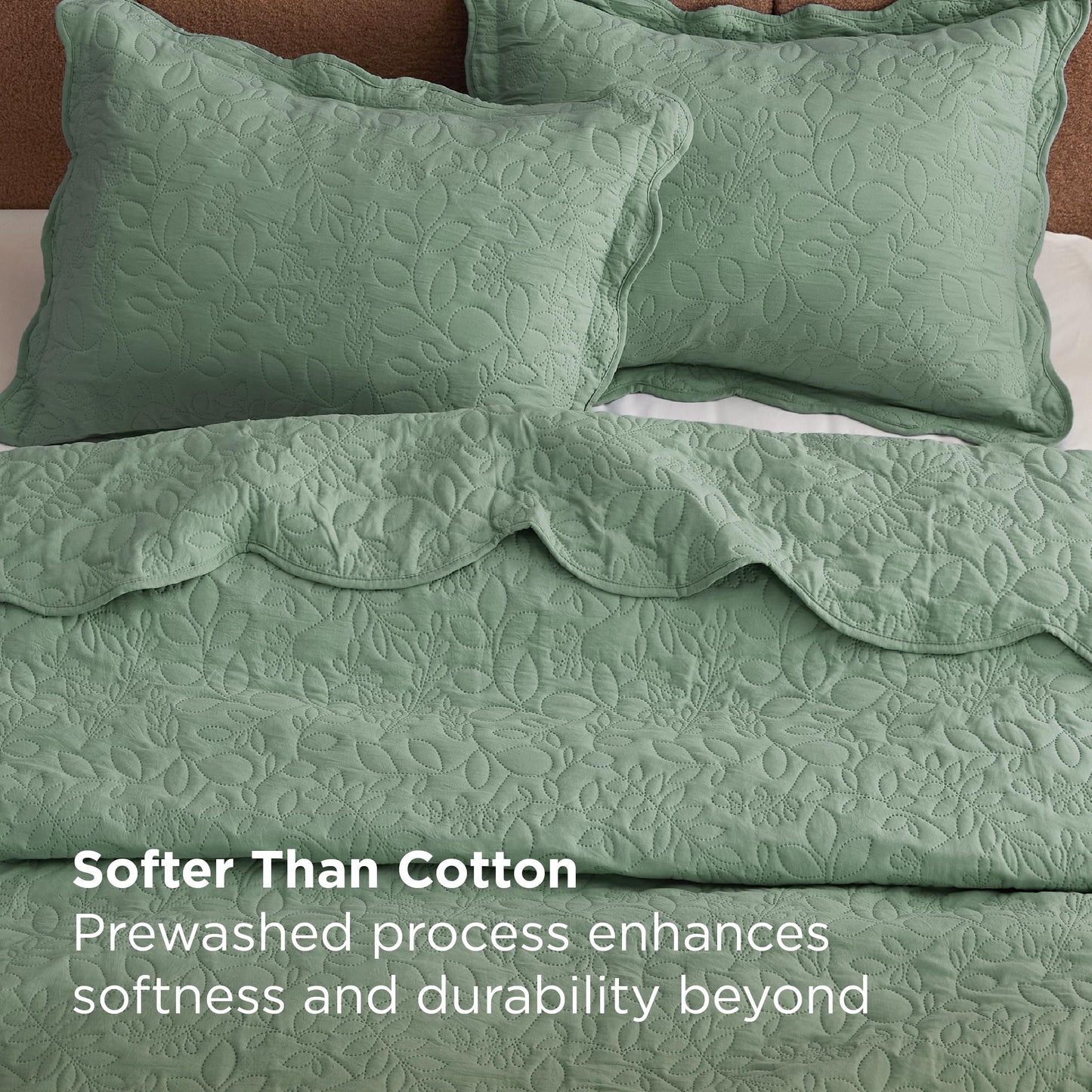 Bedsure Quilt King Size - Ultra Soft Pre-Washed Cloud-Like Bedding, All-Season Lightweight Comforter for Country Bedroom, Leaf Design Coverlet in Sage Green, 106 x 96 Inches