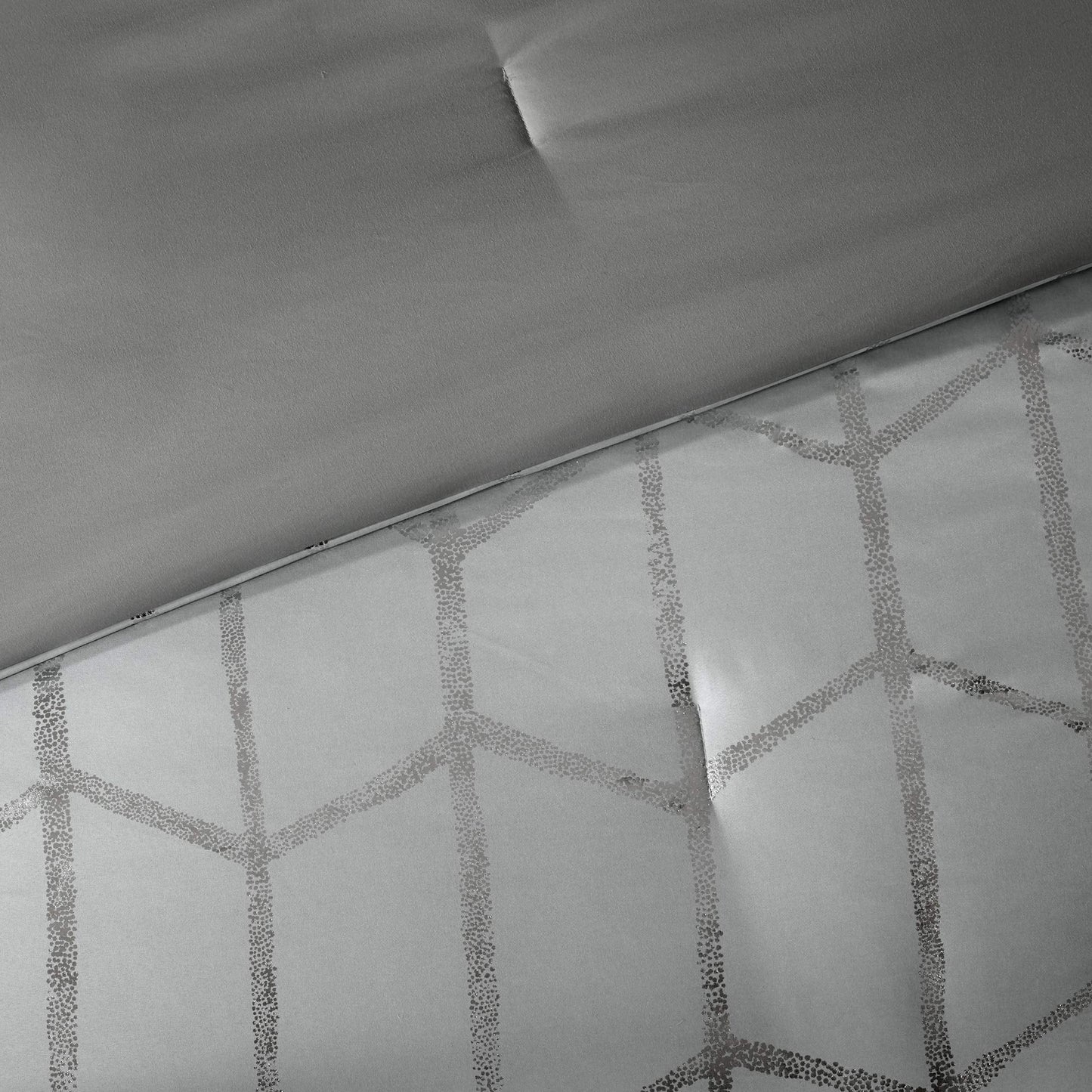 Intelligent Design - ID10-1245 Raina Comforter Set Metallic Print Geometric Design, Modern Trendy All Season Bedding Set, Matching Sham, Decorative Pillow, Grey/Silver, King/Cal King, 5 Piece