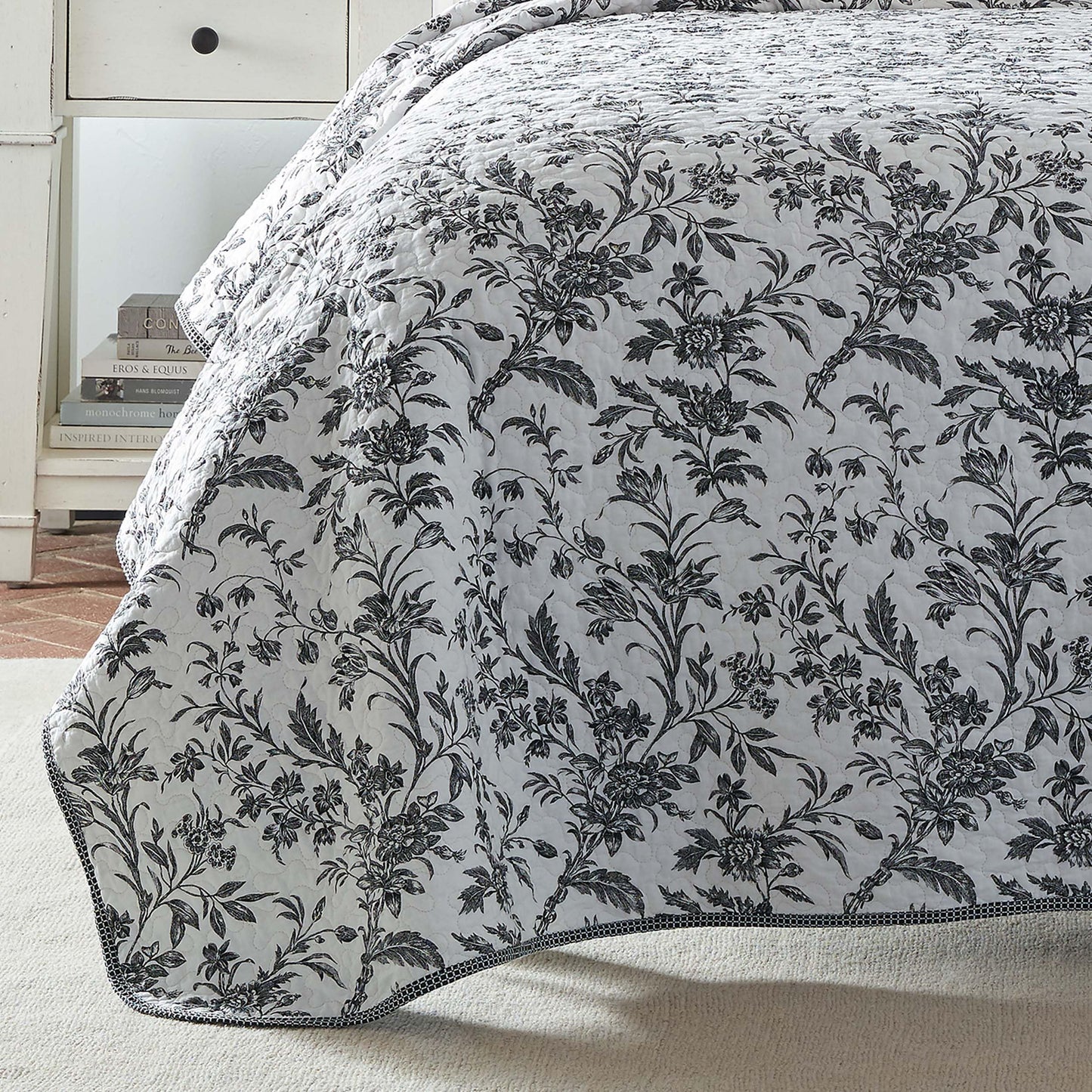 Laura Ashley - Twin Quilt Set, Soft Cotton Bedding with Reversible Design, Medium Weight for Year Round Use, 2 Piece Bed Set with Matching Pillowcase (Amberley Black/White)