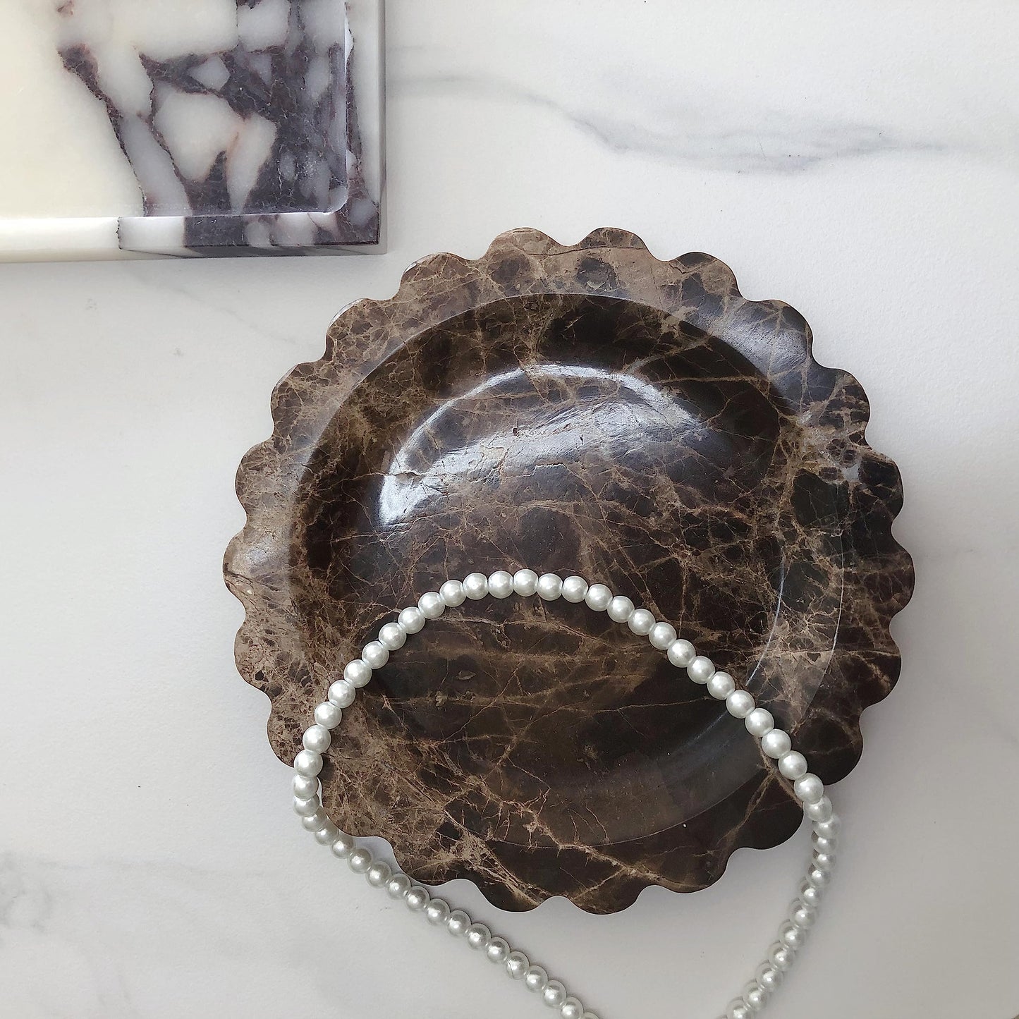 SAIDKOCC Marble Tray Round Scalloped Tray Small Serving Platter for Counter, Bathroom, Kitchen, Nightstand, Jewelry Ring Dish Holder (Coffee Net)