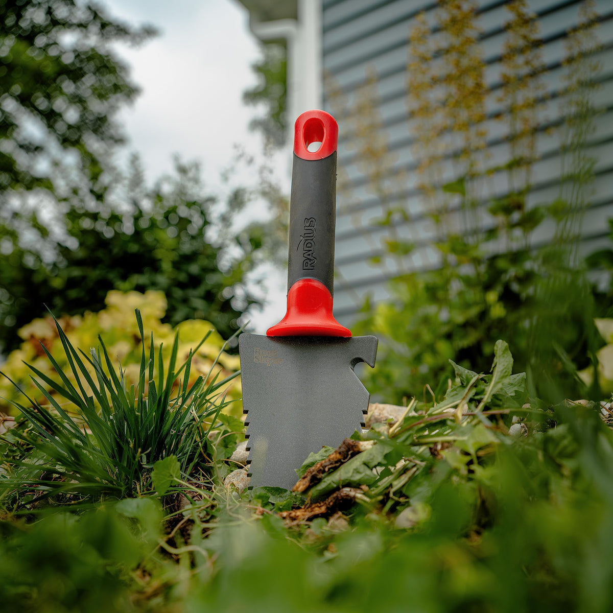 Root Slayer 16011 Garden Trowel with Serrated Blade for Digging and Root Cutting, Heavy Duty Steel Hand Tool, Red