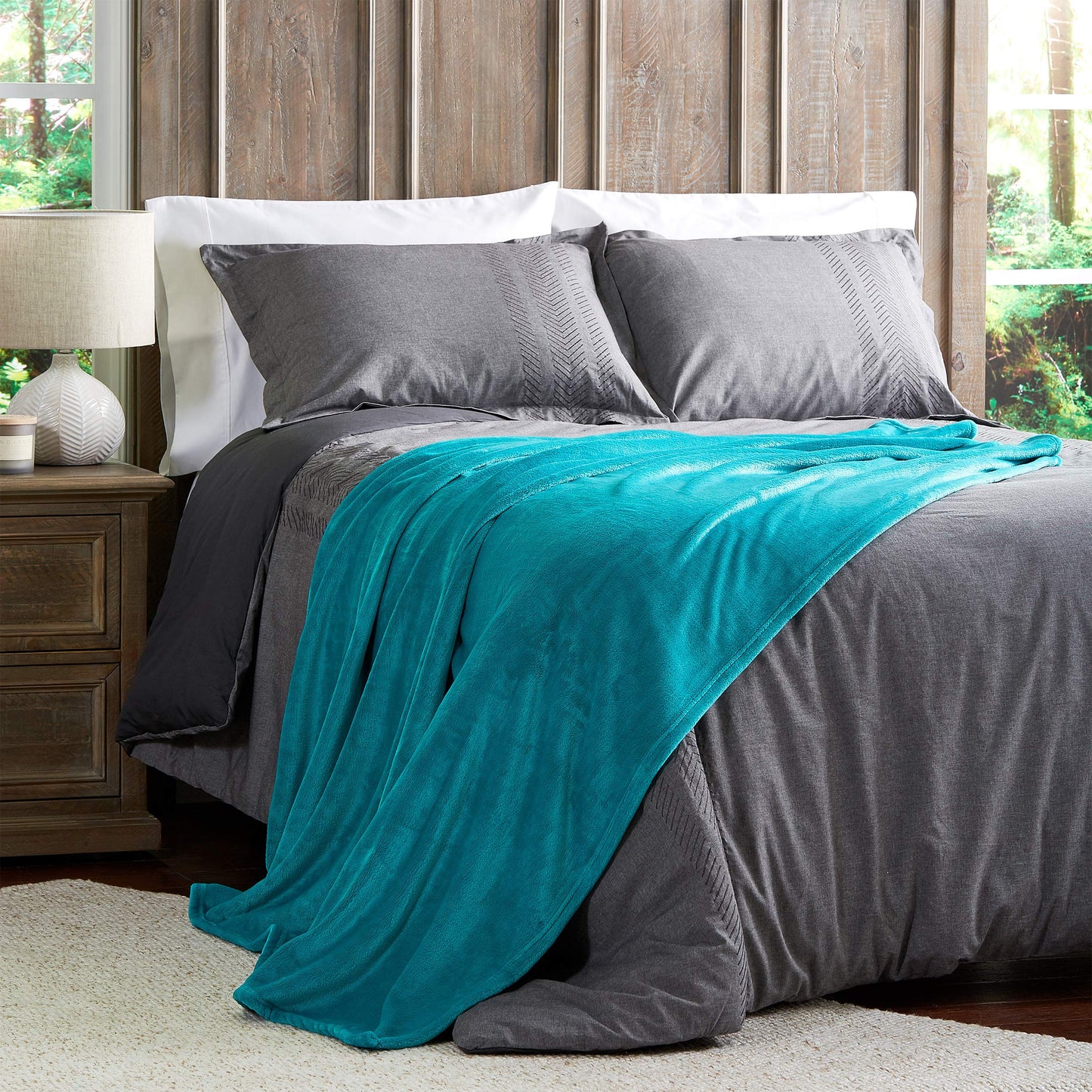 Lavish Home Velvet Throw – Oversized Microfiber Velvet Solid Polyester Throw Blanket – Breathable and Machine Washable in Lagoon Green