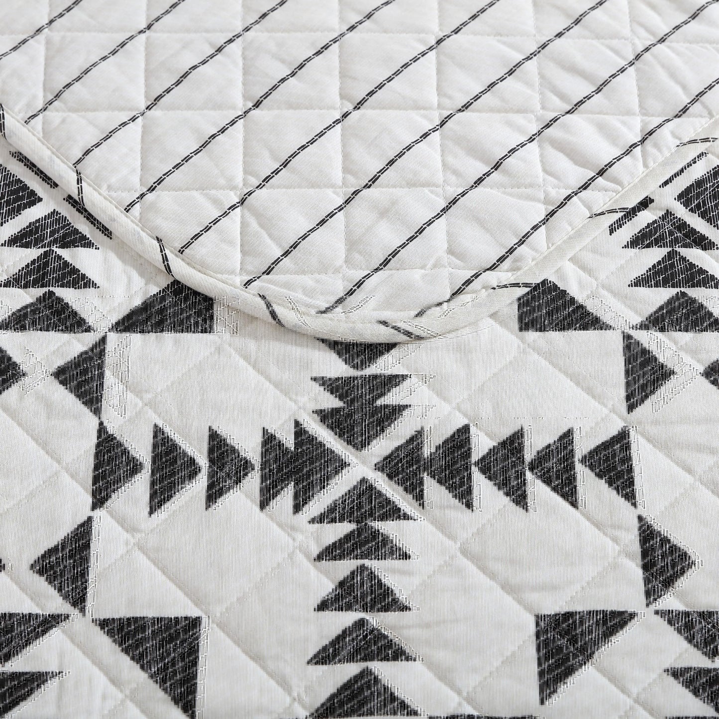 Eddie Bauer - Queen Quilt Set with Shams, Reversible Cotton Bedding, Lightweight All-Season, Pre-Washed, Arrowhead Charcoal