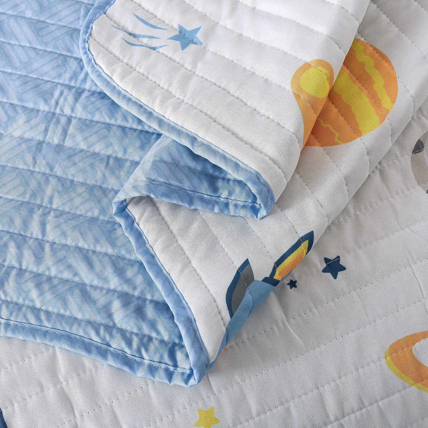Soul & Lane Space Adventure Quilt Set - Twin Size with 1 Sham, Rocket and Planet Galaxy Themed Bedding, Solar System and Astronaut Design, Outer Space Quilted Bedspread for Kids