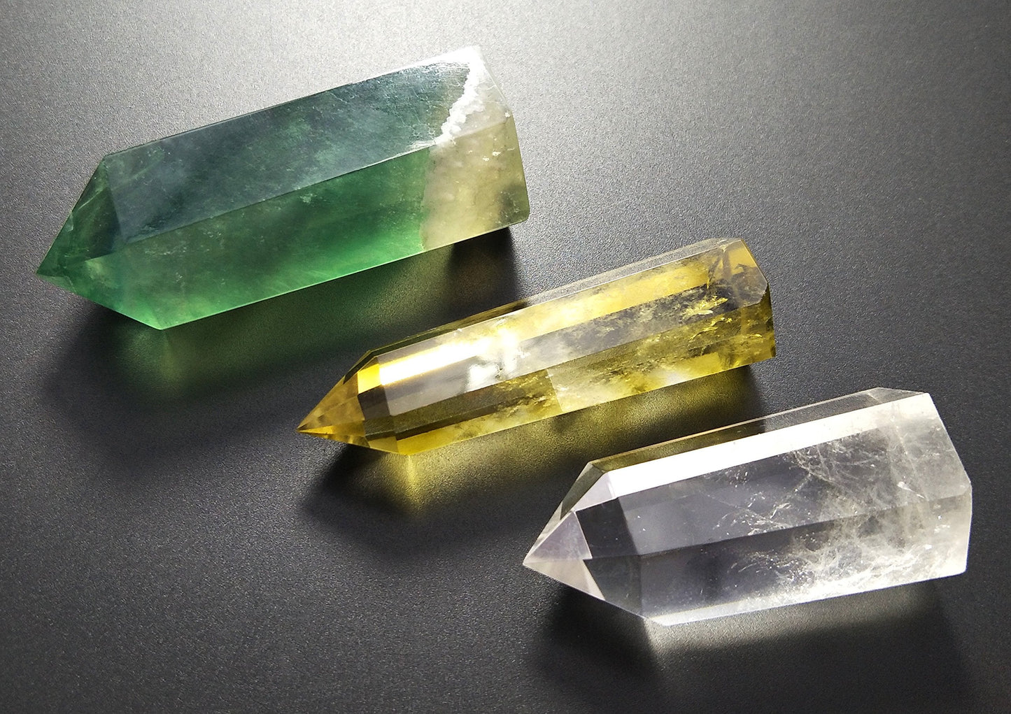 Set of 3 Natural Crystal Wands – Clear Quartz, Citrine (Yellow Quartz) & Fluorite, Faceted & Pointed Energy Wands for Reiki, Chakra Meditation, Crystal Healing, Crystal Decor & Home Décor